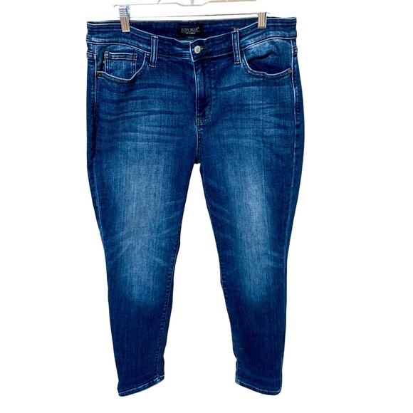 Judy Blue Los Angeles Slim Fit Jeans - Picture 1 of 5